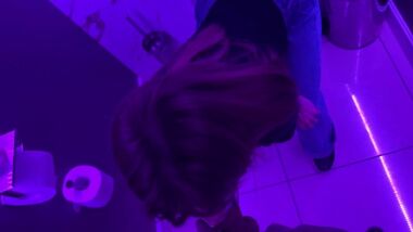 Дал в рот в туалете пьяной телке с клуба