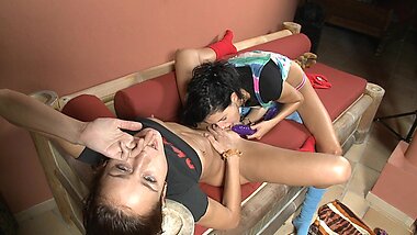 Первый лесби секс с моей любимой сестрой