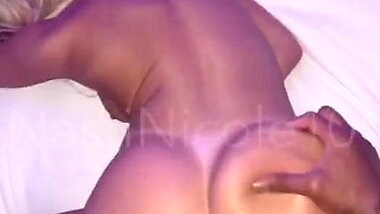 Негр жестко натягивает любовницу с аппетитной задницей на свой большой длинный член