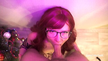 Рыжая мамка в сетчатых чулках порадовала взрослого сына перед новым годом минетом и сексом