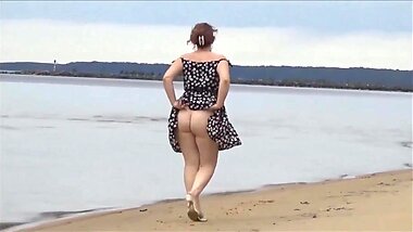 Русская дамочка танцует на пляже